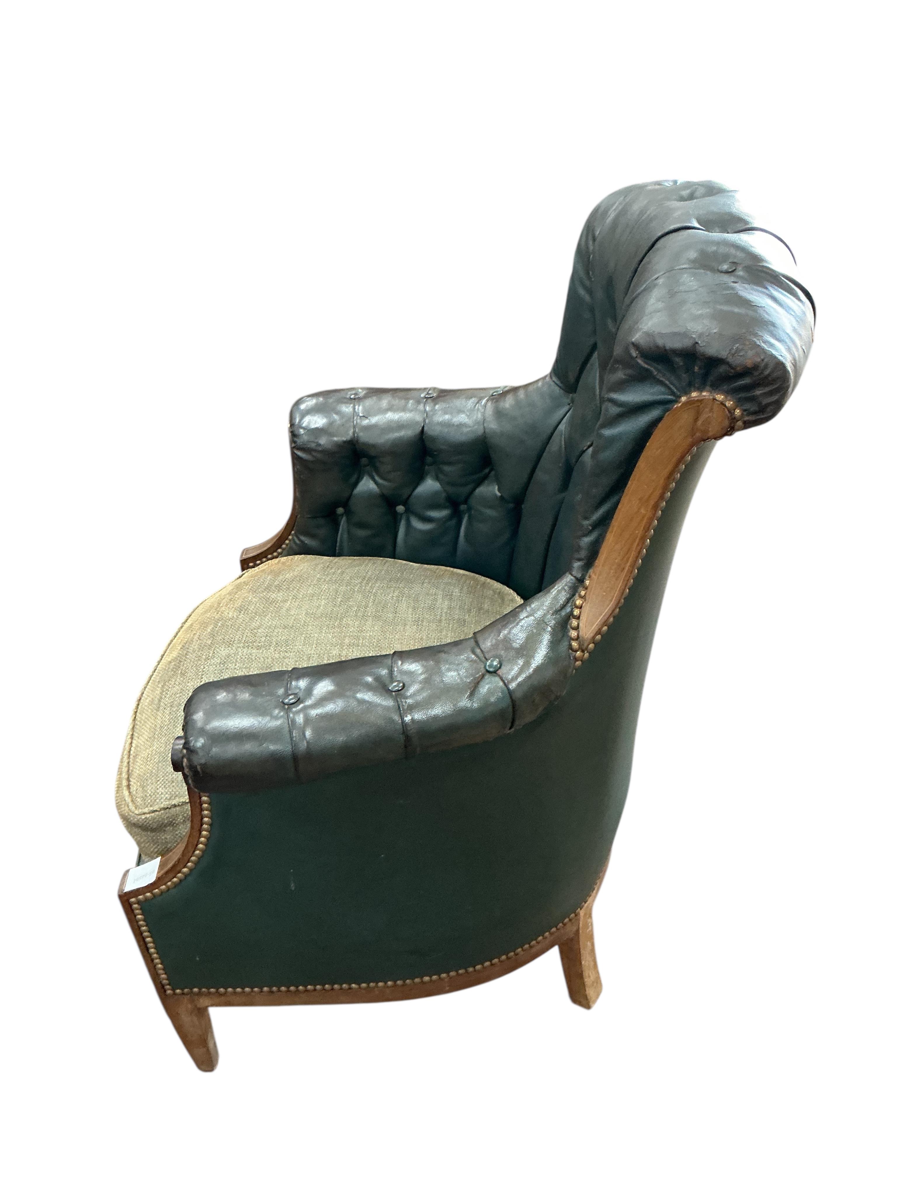 An Edwardian buttoned leather armchair, width 80cm, depth 64cm, height 94cm